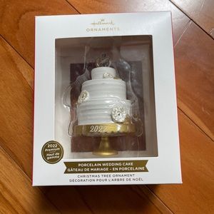 Hallmark Holiday Premium Porcelain Wedding Cake 2022 Christmas Tree Ornament